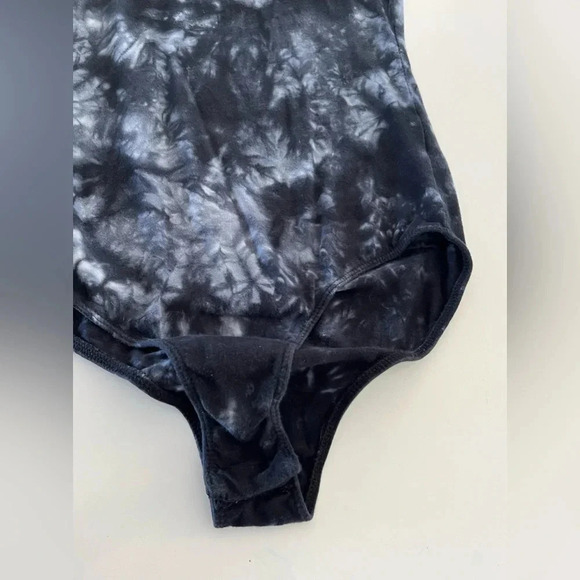 Me to We Blue/White Tie Dye High Neck Spaghetti Strap Body Suit Size Small - Picture 4 of 5